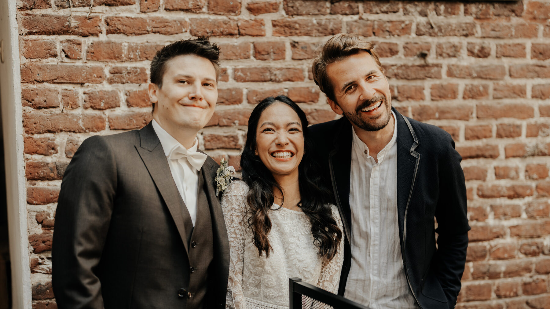 Lesa-Marie und Daniel mit Arne Klüh an ihrem Hochzeitstag in Düsseldorf