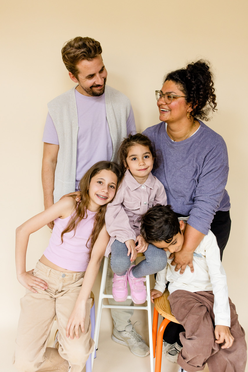 Arne Klüh mit seiner Familie und Fotografin Sara